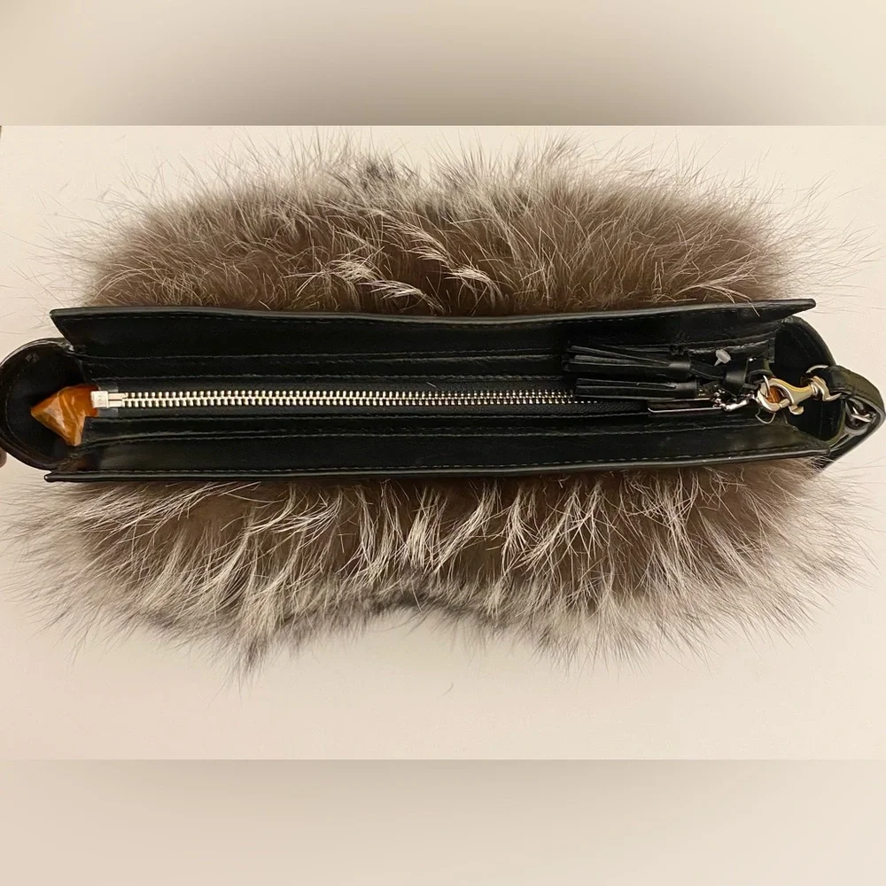 COACH LEGACY SILVER/BLACK WHITE  FOX FUR CLUTCH w/TASSEL 😍 (R$1,200) Like New